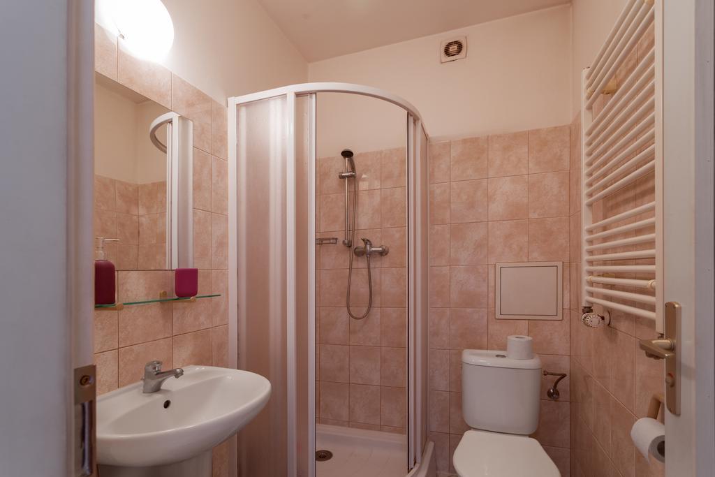 Downtown Apartments Kozatska Прага Экстерьер фото